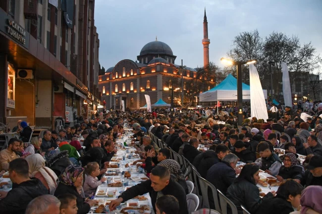 Balıkesir'in kalbinde 20 bin kişilik dev iftar