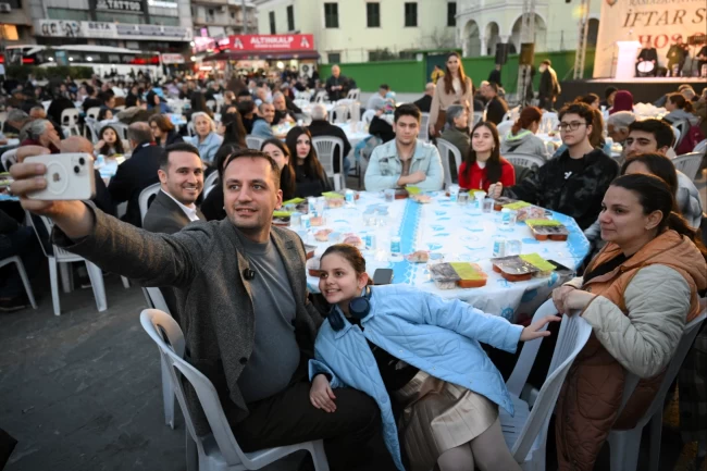 İzmir Bornova'da Kadir Gecesi'nde büyük iftar buluşması