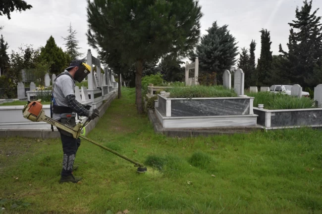 Bursa mezarlıklarında bayram hazırlığı