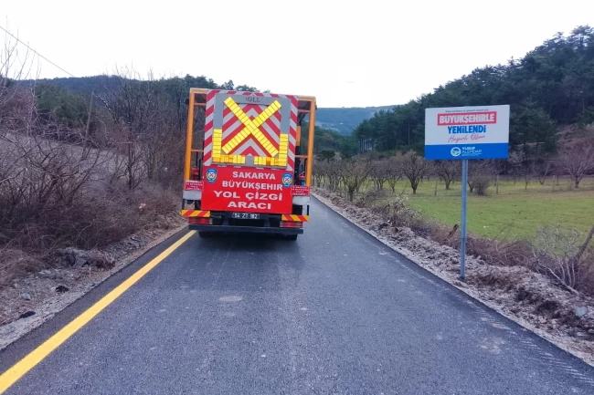 Sakarya Büyükşehir'den kırsal yollarda çizgi mesaisi