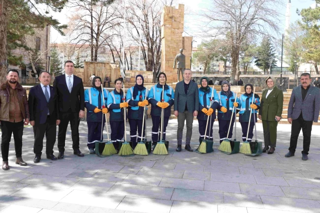 Sivas'ta şehir temizliğine kadın eli değdi