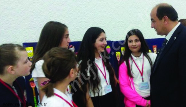 SERGİYİ GEZDİ, ÖĞRENCİLERLE SOHBET ETTİ..