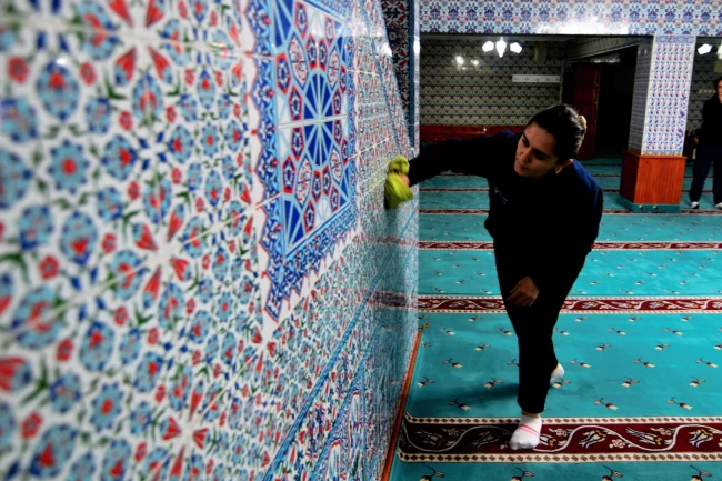 İzmir Bornova'da camilerde bayram temizliği