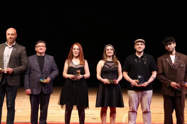 DEÜ'de tiyatro coşkusu: Muhsin Ertuğrul ve Suat Taşer ödülleri sahiplerini buldu