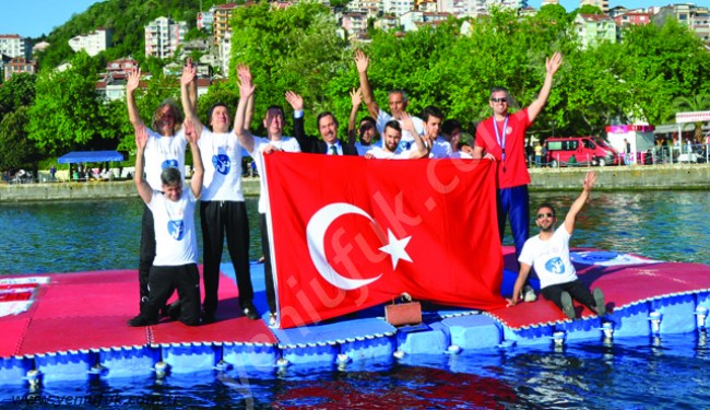 TÜRKİYE'DE BİR İLK!..DENİZİN ÜSTÜNDE VOLEYBOL..