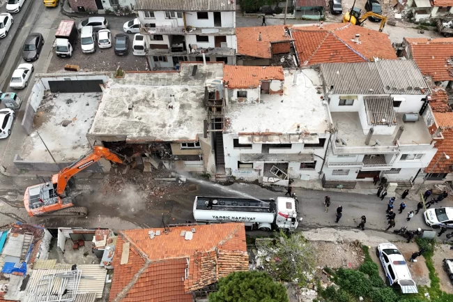 İzmir'in göbeğindeki metruk binalar tarih oluyor