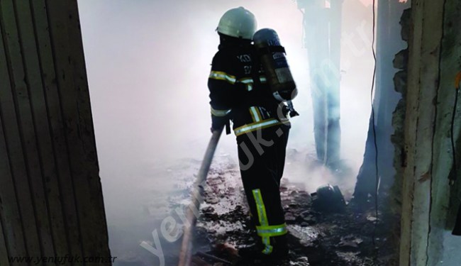 KIYICAK'TA YANGIN.. 2 KATLI EV KÜL OLDU!..