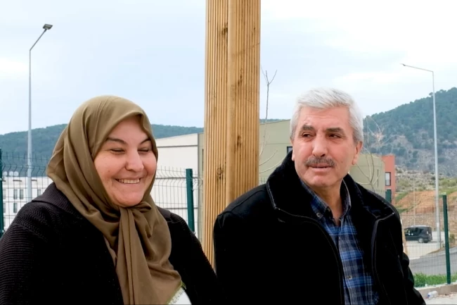 Depremzede aile bayramı yeni evlerinde karşıladı