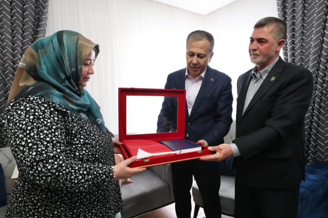 Bakan Yerlikaya'dan Konya'da şehit ailesine ziyaret