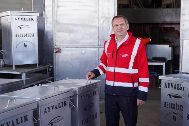 Balıkesir Ayvalık'ta çöp konteynerleri uygun maliyetle üretiliyor