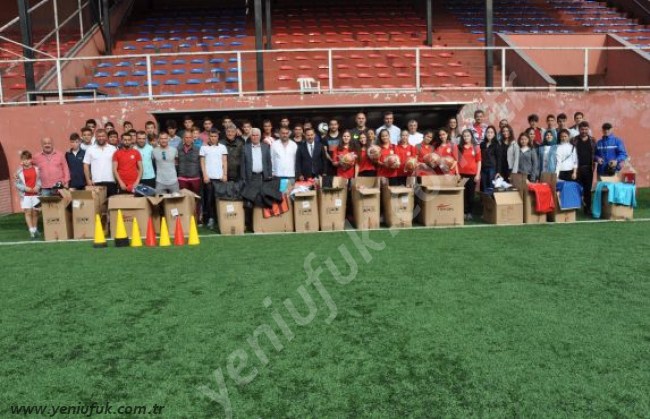 BAŞKAN UYSAL’DAN SPOR’A MALZEME DESTEĞİ