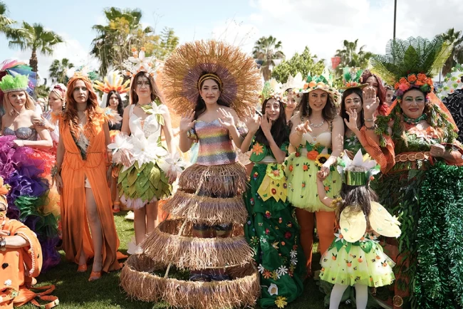 Yüz binlerce insan Türkiye'nin tek karnavalı için Adana'da buluştu