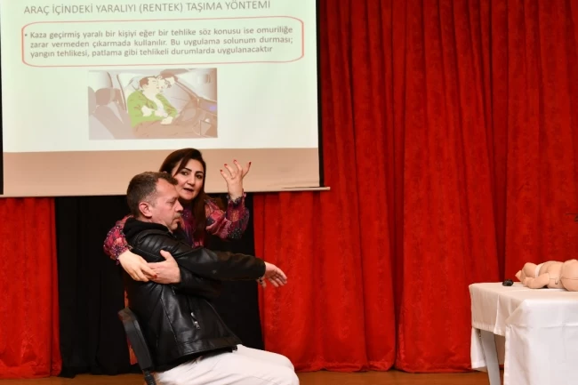 İzmir Çiğli'de hizmet içi 'temel ilk yardım' eğitimi