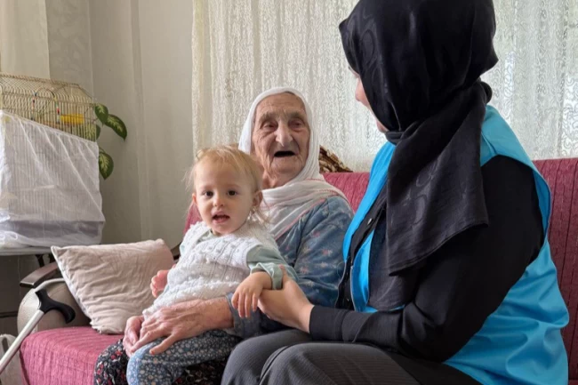 Sakarya'nın 105 yaşındaki çınarına tebessüm oldular