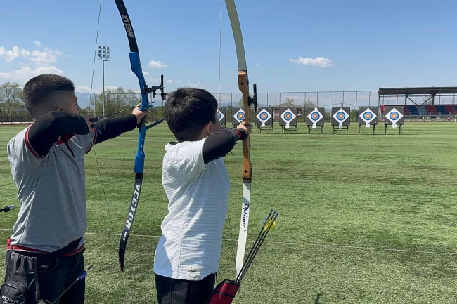 Düzce'de genç okçular hedefi vurdu