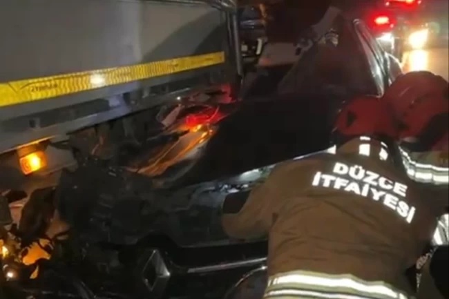 Anadolu Otoyolu'nda otomobil tıra çarptı