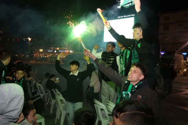 İzmit Kent Meydanı'nda yer Yeşil, gök Siyah