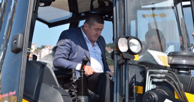 ALAPLI BELEDİYESİNE HİBE İŞ MAKİNASI