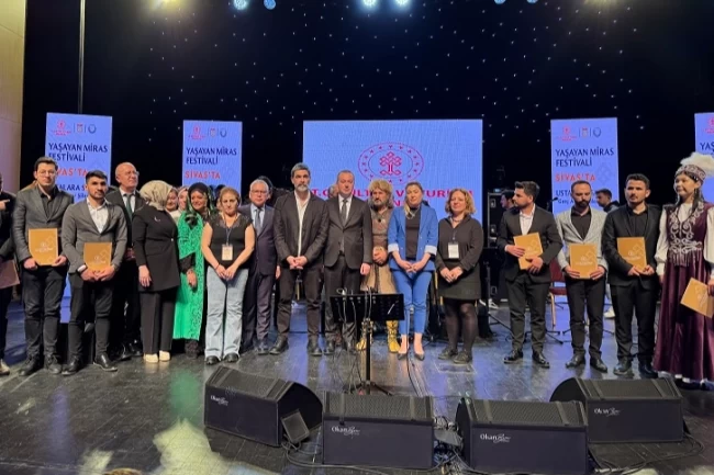 Sivaslı sanatseverlerden 'Yaşayan Miras'a yoğun ilgi