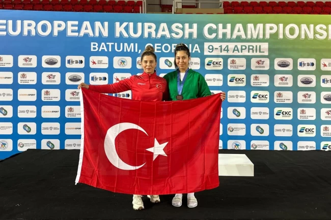 Sakaryalı kuraş sporcusu Gürcistan'da bayrağımızı dalgalandırdı