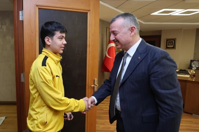 Kocaelisporlu Efe'den Başkan Büyükakın'a ziyaret