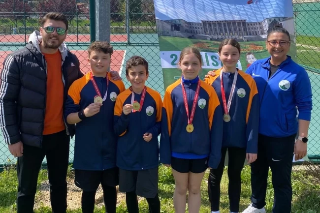 Bursa Osmangazi'nin genç raketleri kortta yıldızlaştı