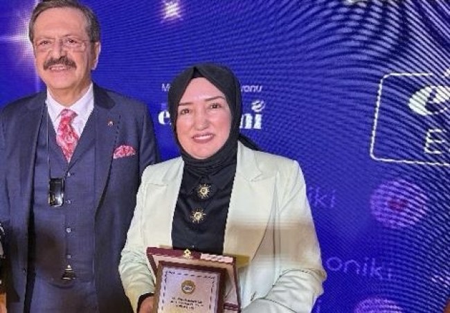 Ekonomi zirvesinde bir ödül’de Filiz Kılıçer Ören’e