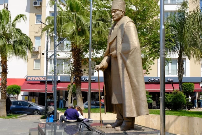 İzmir'de Narlıdere Belediyesi, Atatürk anıtı'nı bakıma aldı