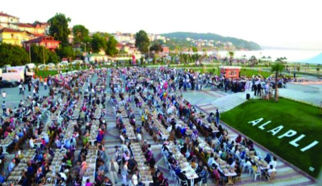 3 BİN ALAPLILI İFTARDA BULUŞTU..