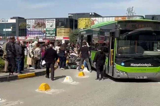 Sakarya'da otobüs hattan çıktı, hastaneye gitti