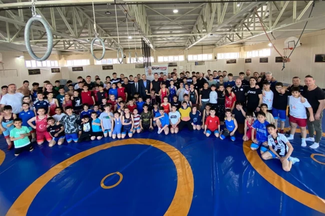 Sakarya Büyükşehir'den güreşçilere moral ziyareti