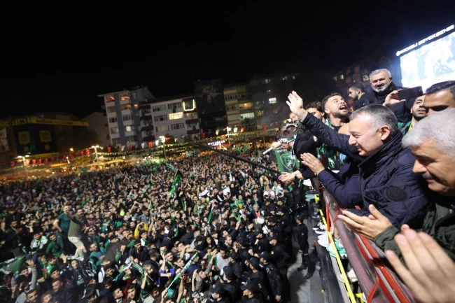 İzmit Kent Meydanı'nda tarihi kutlama