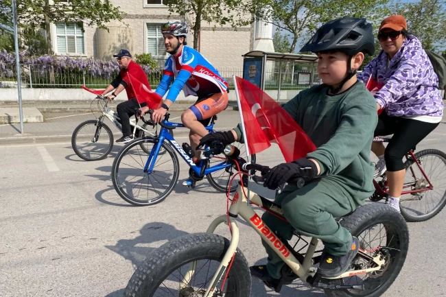 İzmit'te 23 Nisan coşkusu bisiklet turu ile başladı