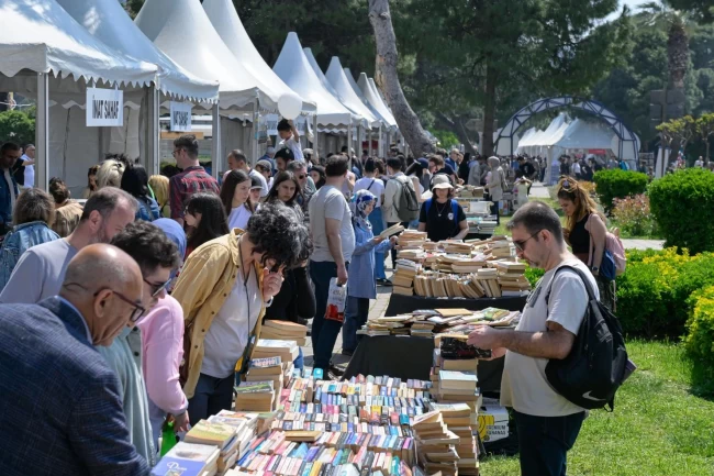 İZKİTAP hafta sonunda binlerce kitapseveri ağırladı