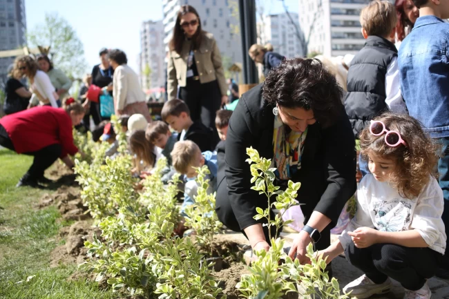 Yeni parkın bitkilerini minikler dikti