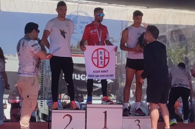 Keşanlı sporcu Troya Yarı Maratonu'nda şampiyon oldu