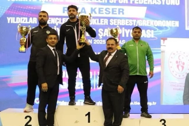 Sakarya'nın güreşçileri Sivas'ta şampiyon oldu