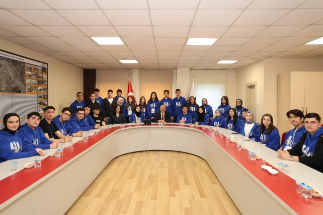 41 Genç'in başarılı öğrencileri Başkan Büyükgöz'e konuk oldu