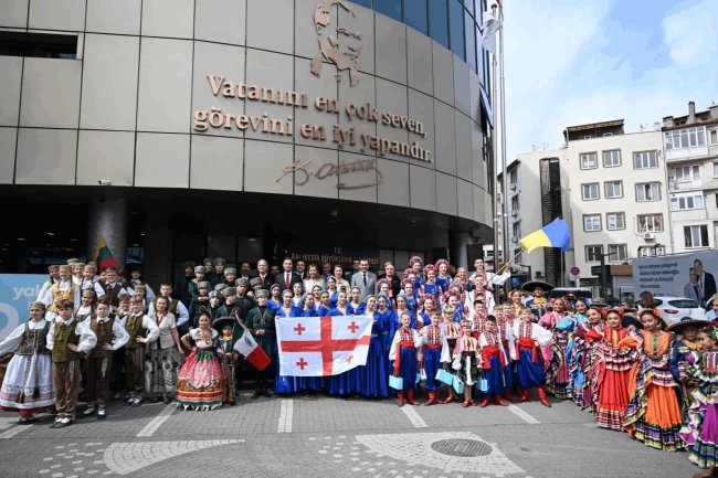 Ahmet Akın, dünya çocuklarını ağırladı