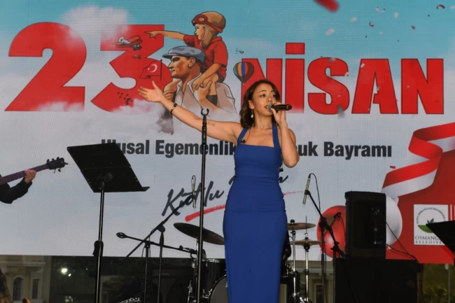 Bursa Osmangazi'de özel gün Ecem Boyacı konseriyle taçlandı