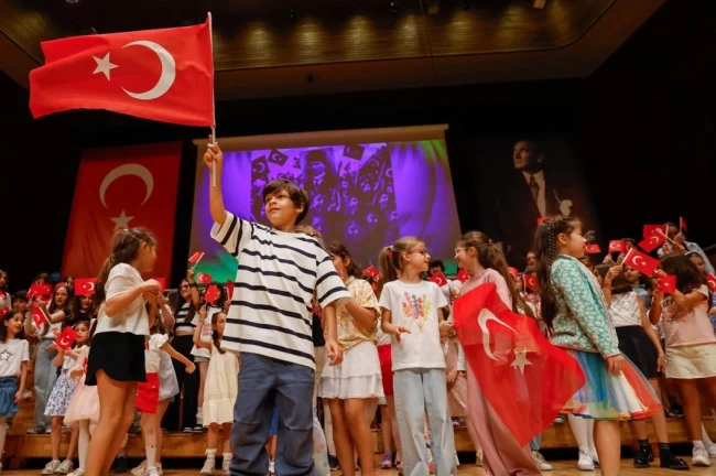 İzmir'de çocuk şarkıları yükseldi