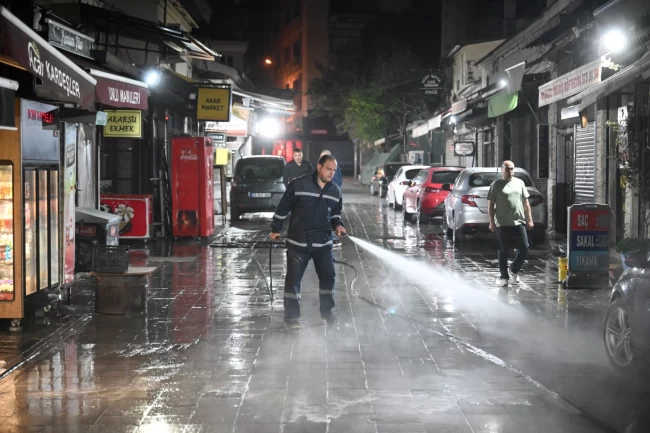 Tarihi Bornova Çarşısı'nda temizlik mesaisi