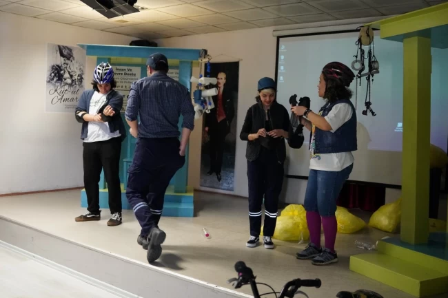 Kocaeli'de 'Sürdür Abi' hem eğlendiriyor, hem öğretiyor