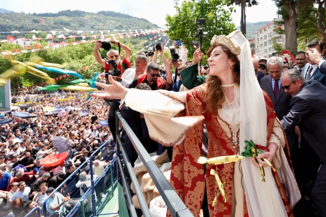 8 ton mesir macunu halka saçıldı