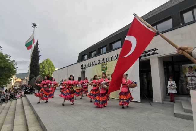 Bursa Nilüfer Halk Dansları Bulgaristan'da alkışları topladı