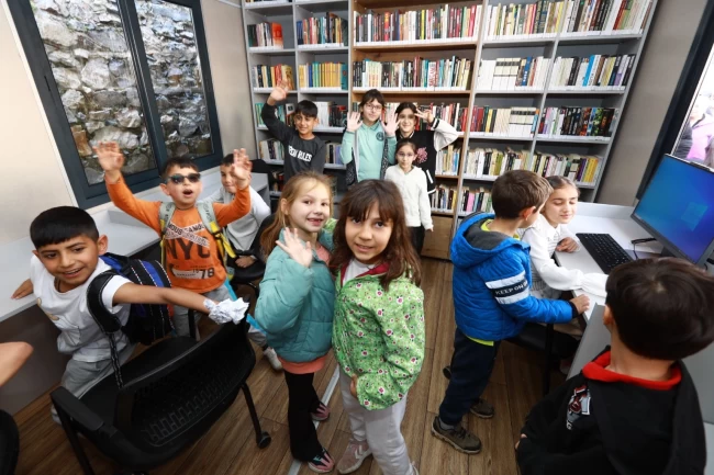 İzmir'de Efes Selçuk'ta çocuklar ve aileler yalnız değil