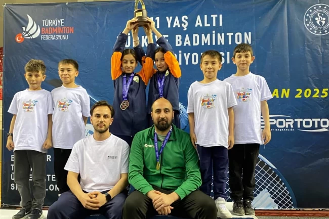 Bursa Osmangazi Belediyespor'un genç badmintoncuları göz doldurdu