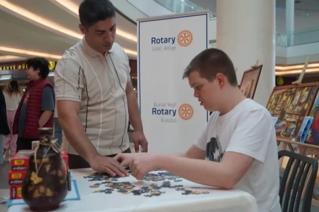 Otizmli Kerem'in yapboz sergisi Bursa'da sanatseverlerle buluştu