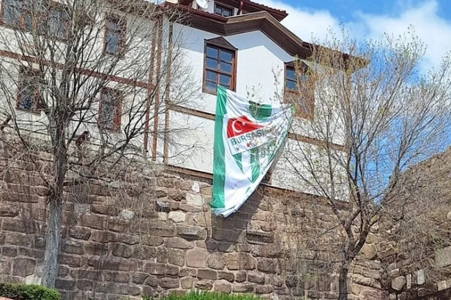 Bursaspor şampiyonluk bayrağı, Ankara Kalesi'nde dalgalanıyor