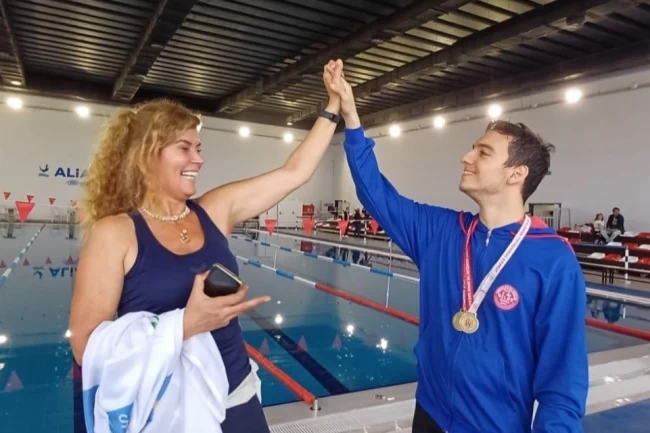 İzmir Narlıdere'nin yüzücülerinden 5 altın 3 gümüş madalya